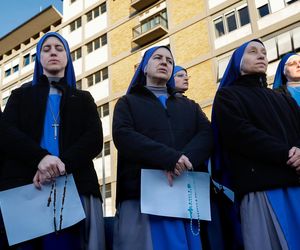 Wierni modlą się za papieża Franciszka. Tłum pod kliniką Gemelli w Watykanie