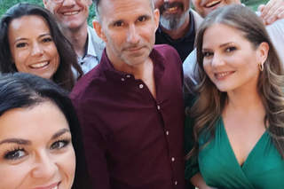 M jak miłość na planie odc. 1691.Kinga (Katarzyna Cichopek),Piotrek (Marcin Mroczek),Magda (Anna Mucha),Anita (Melania Grzesiewicz),Kamil (Marcin Bosak), Andrzej Budzyński (Krystian Wieczorek),Adam Werner (Jacek Kopczyński)