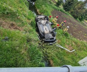 Tragiczny wypadek pod Pruszkowem. Samochód dachował i wpadł do rzeki