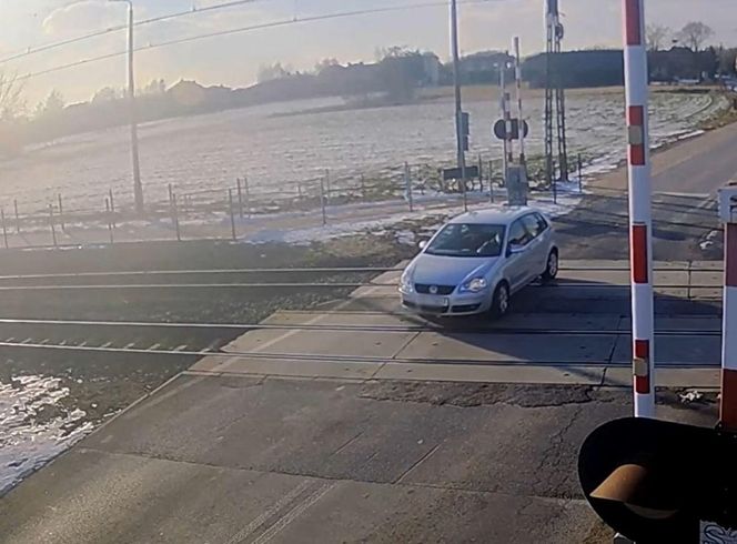 Sekundy dzieliły kierowców od tragedii. Odholowywali zepsute auto z torów po zamknięciu szlabanów