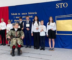 Pierwsza Dama uczciła z uczniami 100 lat od nadania imienia Stefana Batorego Szkole Podstawowej w Liwie