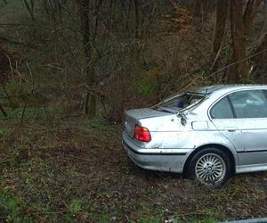 Brawurowa jazda BMW pod Tarnowem zakończona na drzewie. Kierowca i tak miał dużo szczęścia