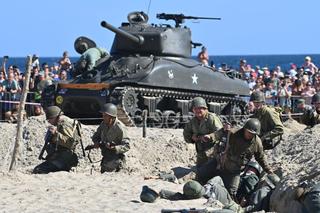 Turyści usłyszeli strzały, a czołgi wjechały na plażę. Zobaczcie zdjęcia z finałowej inscenizacji D-Day Hel! 