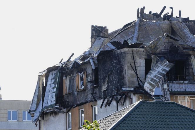  Zniszczenia bloku mieszkalnego po pożarze w Ząbkach