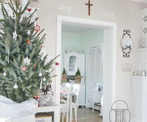 Świąteczne choinki w bieli