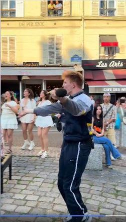 Flashmob w Paryżu - "Bohemian Rapsody"