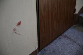 NOŻOWNIK zaatakował! Krwawa awantura w mieszkaniu na Woli: dwie osoby w szpitalu, policja szuka sprawcy