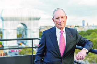 Rozdaje fortunę byłego męża