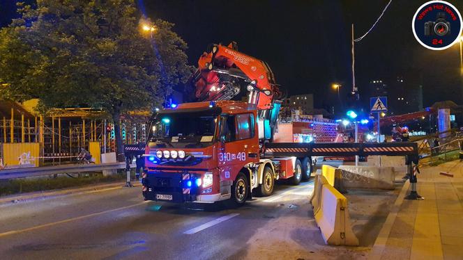 Warszawa. TIR uderzył w stalową belkę pod nowo budowany wiadukt