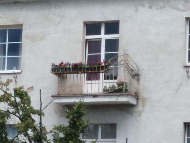 Zdeformowana balustrada balkonu przy Powsińskiej