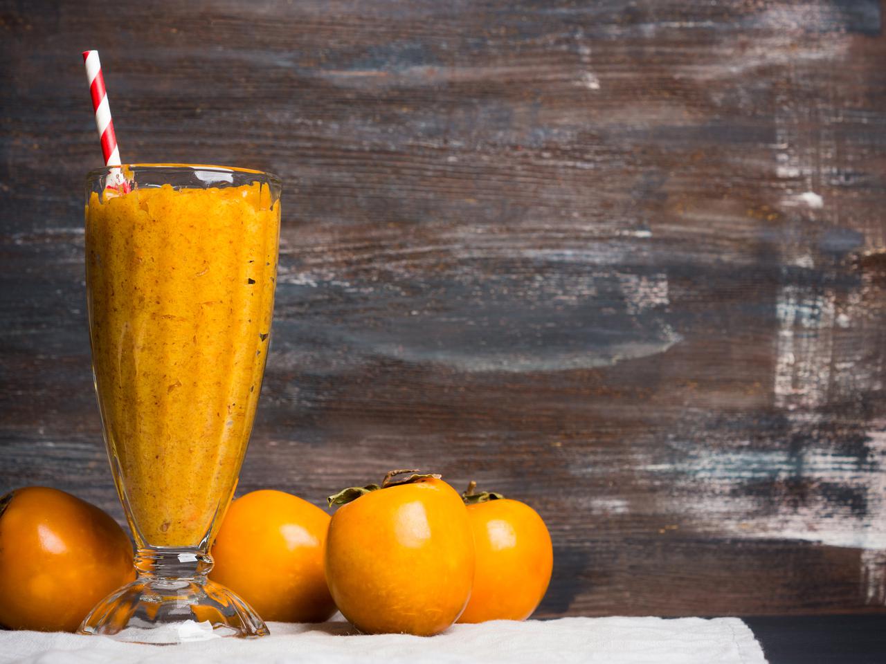 Smoothie z persymoną: przepis na jesienny koktajl z owocem kaki