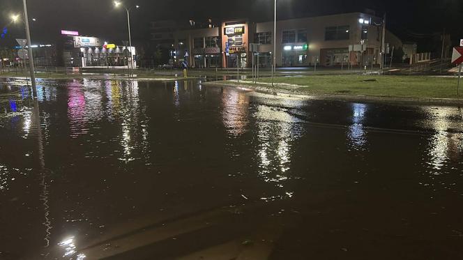 Burzowa noc w regionie Świętokrzyskim! Grad, połamane drzewa, zalane ulice