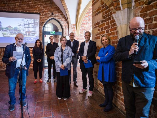 arch. Miriam Metz, OTH Regensburg, Laureatka wyróżnienia równorzędnego (pośrodku)