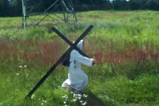 Jaworzno: Michał z krzyżem na plecach przemierza Polskę. Zaskakujący widok!