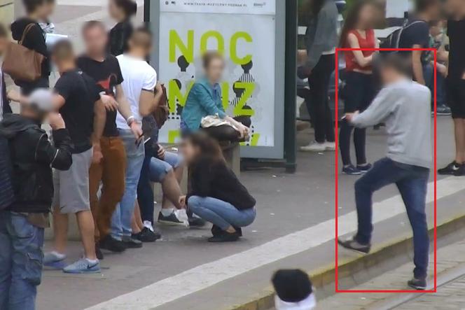 Poznań: Miał wezwać pomoc, a ukradł telefon i go sprzedał! Jest poszukiwany przez policję [WIDEO]