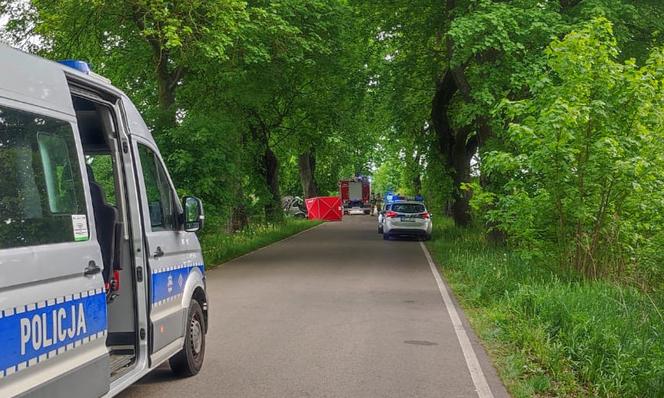 Śmiertelny wypadek na trasie Barczewo-Mokiny. Samochód uderzył w drzewo. Nie żyje kierowca
