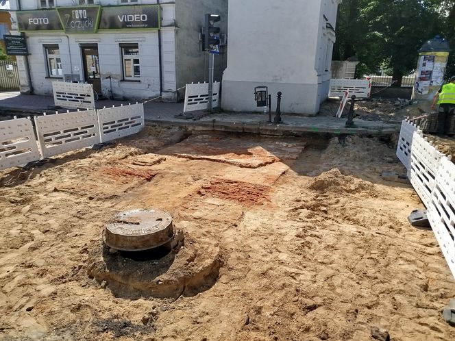 Rozkopanie dużego skrzyżowania odsłoniło fragmenty historii miasta Siedlce