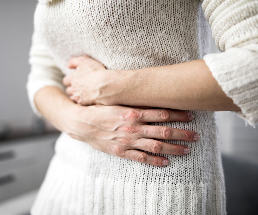 zbliżenie na kobietę, która trzyma się za brzuch