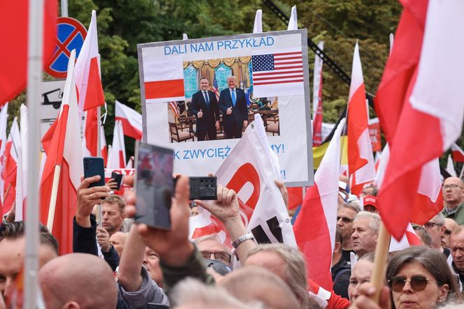 Karol Nawrocki prezydentem. Tłumy pod Sejmem