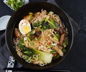 Aromatyczny ramen w zaledwie kilka chwil. Jamie Oliver ma na to sprawdzony sposób