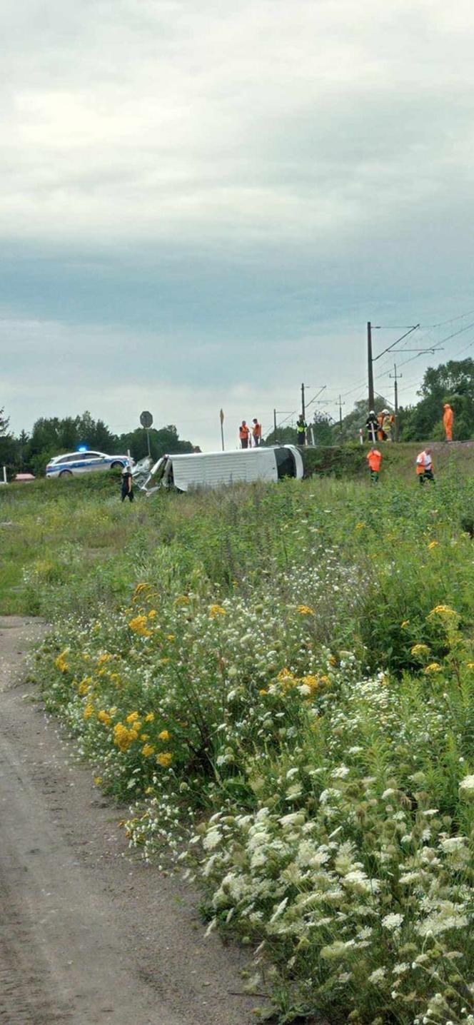 Na przejeździe kolejowym w Wąchocku pociąg uderzył w busa