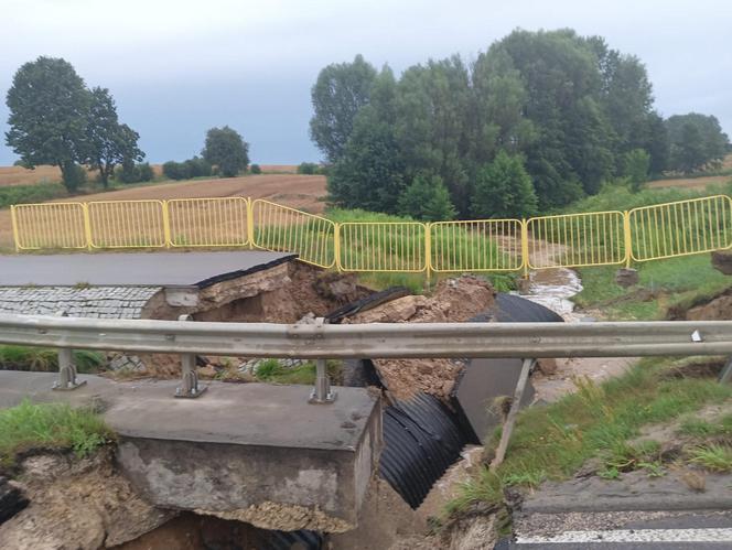 Nawałnice i burze w Świętokrzyskiem. Ponad 200 interwencji strażaków. Droga w Ćmielowie całkowicie zniszczona [ZDJĘCIA].