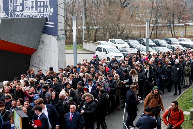 Konwencja KO w Gliwicach. Tusk, Trzaskowski, Protest związkowców i sprzedaż flag Polski i UE