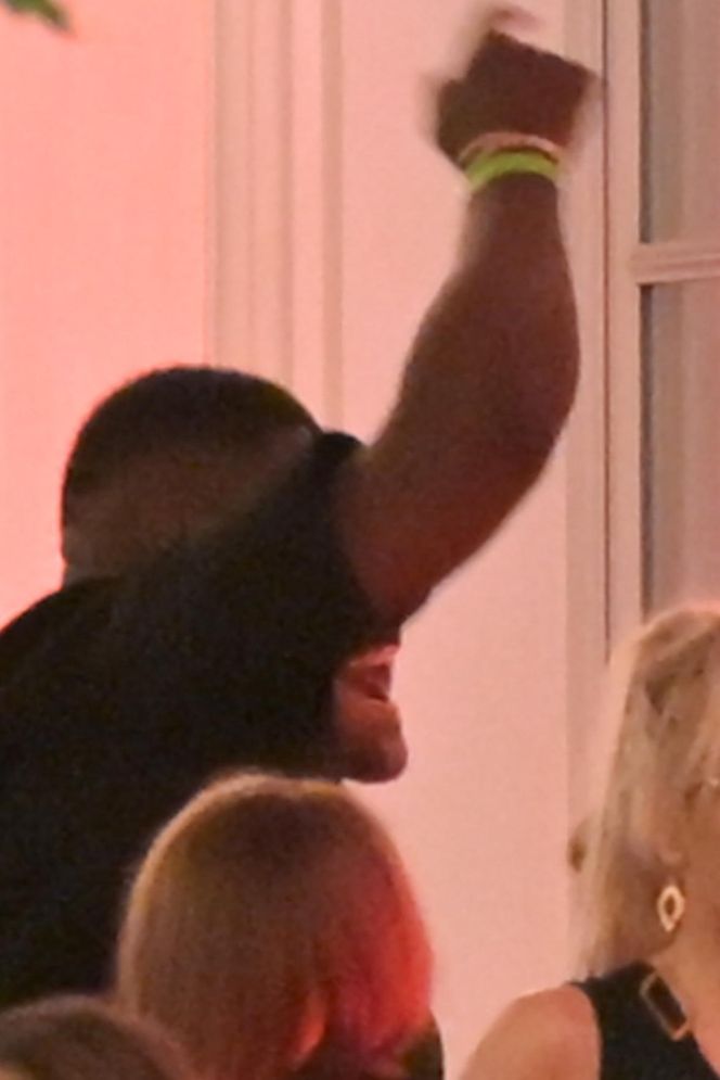 Niezła bibka Afryka Express. Obejrzeli razem odcinek, a potem poszli w tango. Iwan wyszedł ostatni