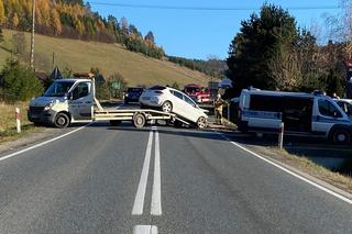 Roztoka Wielka. Osobówka wylądowała w rowie po zderzeniu z busem. Trzy osoby w szpitalu