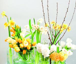 Wielkanocne dekoracje - kwiaty na tacy