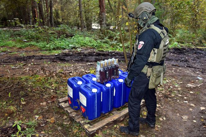 Szudziałowo. Bimbru nie będzie! Na Podlasiu zlikwidowano gigantyczną leśną bimbrownię