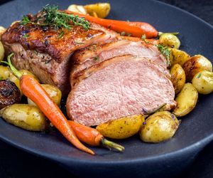 Schab wolno pieczony w niskiej temperaturze: przepis na soczysty schab różowy w środku