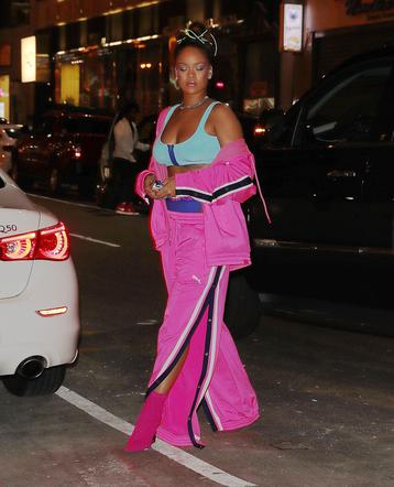 Rihanna w różowym dresie