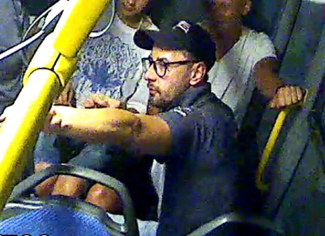 Pobili brutalnie pasażera autobusu w Krakowie. Policja udostępniła ich wizerunki