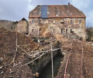 Niszczejący dom frankoński na Pogórzu Kaczawskim odzyskał piękno. Zobacz przemianę domu na Dolnym Śląsku