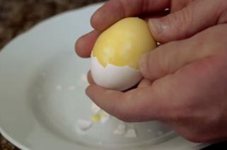 żółte jajko