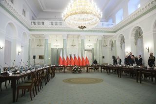 Rada Gabinetowa. Nawrocki podziwia nastrój premiera. Tusk wbija szpilę za szpilą
