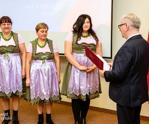 „Niech połączy nas hymn” - piękna, kolorowa premiera w siedzibie Starostwa Powiatowego