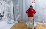 Czarno-biała kolorowanka w lokalu wyborczym w Czerwonaku