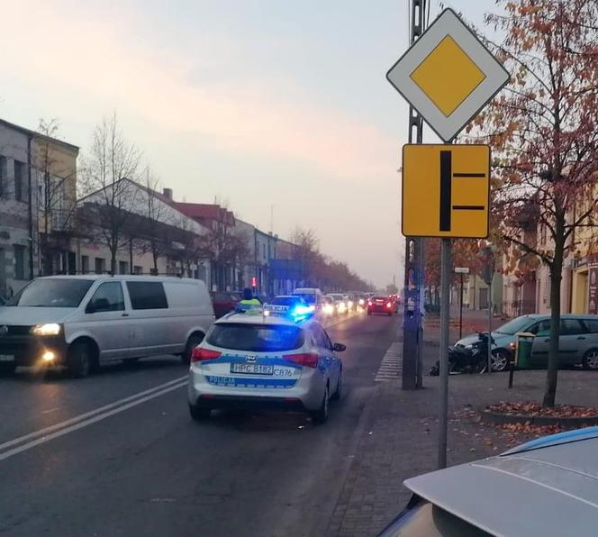 Poważny wypadek w Piotrkowie Kujawskim. Motorowerzysta potrącony przez kierowcę