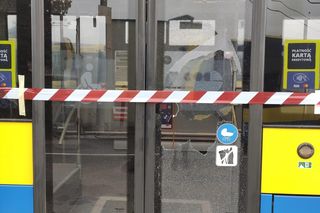 Tarnów. 20-latek wypalił z pistoletu do miejskiego autobusu. Nie wie, czemu to zrobił