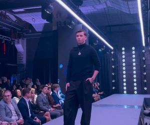 Syn Anny Przybylskiej modelem! Tak Szymon Bieniuk zaprezentował się na wybiegu obok Sworowskiej, Popiel i Kupisza