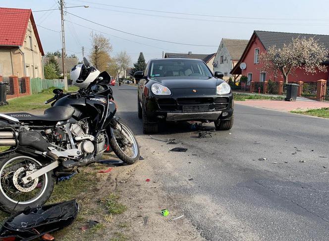 Motocyklista zderzył się z Porsche Cayenne 