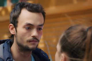 Kuzey nie chce słuchać wyjaśnień Sili i każe jej opuścić dom