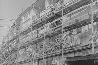  Wykonywanie nowych elewacji budynków przy ul. Kolejowej. 1973 rok