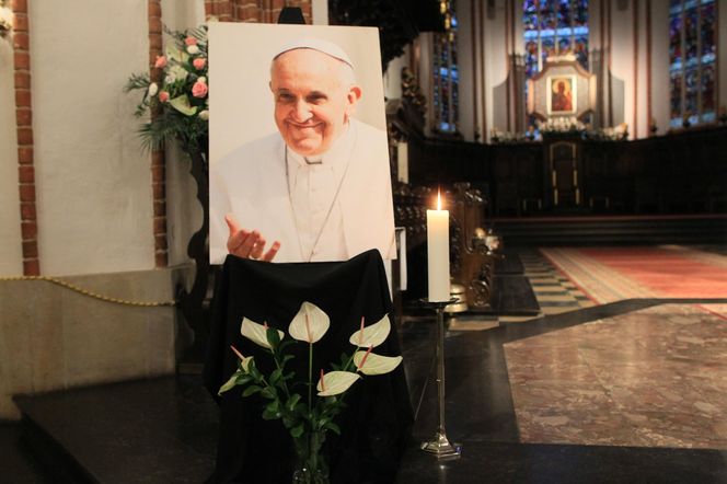 Msza święta w Warszawie za zmarłego papieża Franciszka. Archidiecezja warszawska podała nową datę