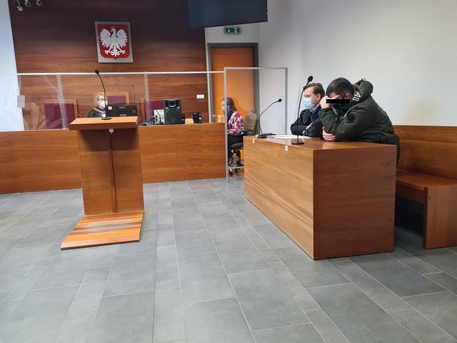 Rzeszów. Ruszył proces policjanta, który robił w hipermarkecie zdjęcia miejsc intymnych kobiecie 