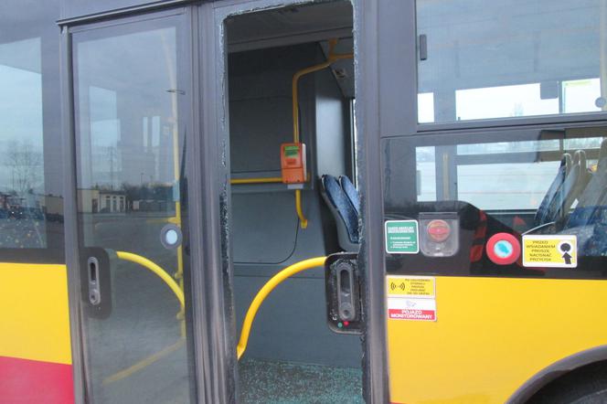 Strzały wybiły szyby w autobusie