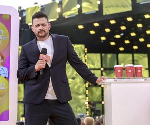 Michał Szpak tak się przejął na scenie, że zgubił mikrofon! Na szczęście nie był sam