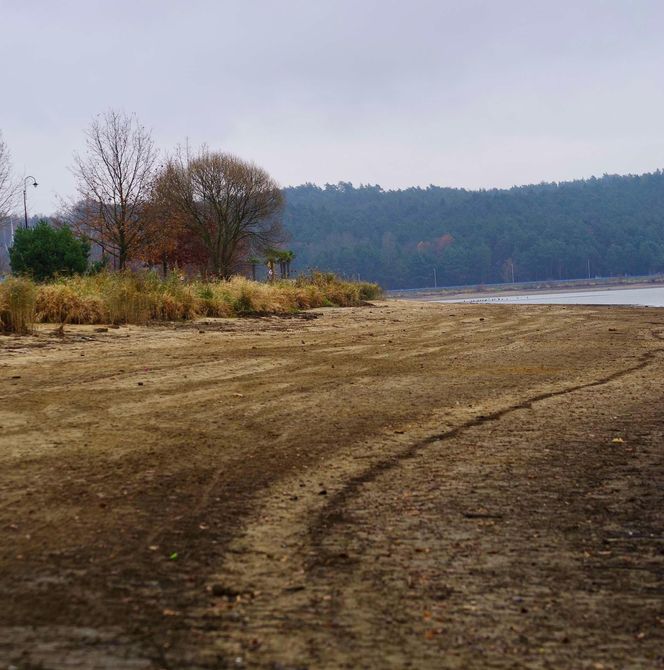 Mroczne klimaty nad zalewem brodzkim. Idealne na spacer dla fotografów